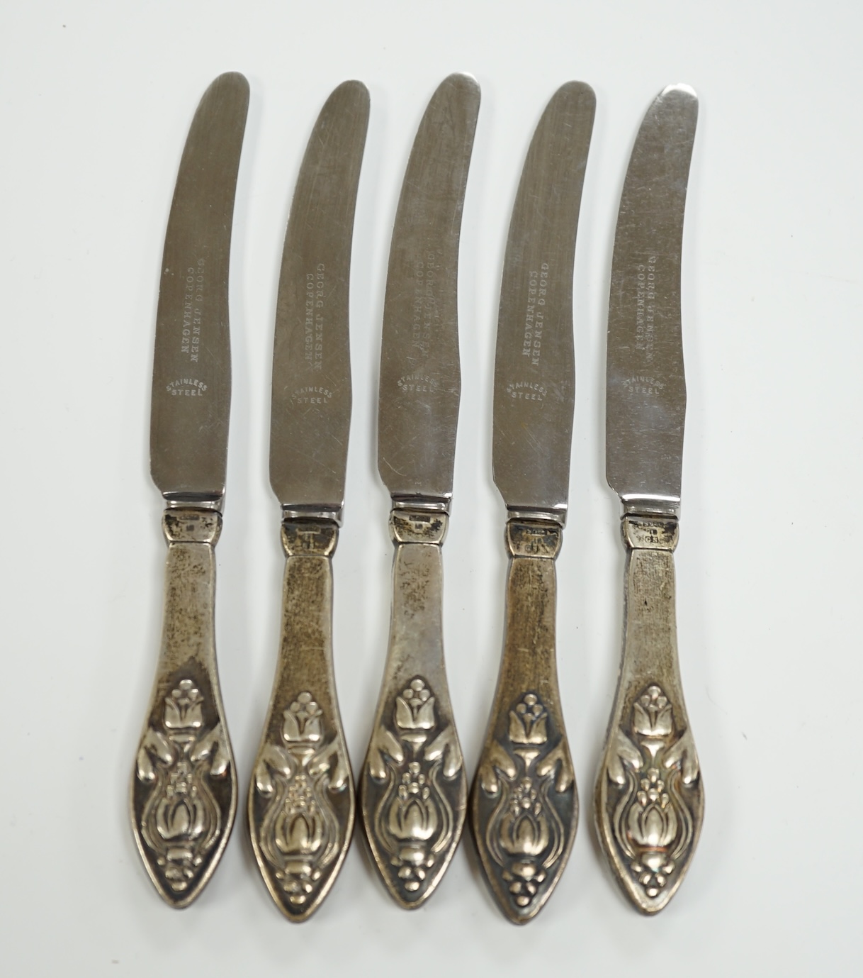 A set of five George V Georg Jensen sterling handled tea knives, import marks for London, 1928, 16.6cm.